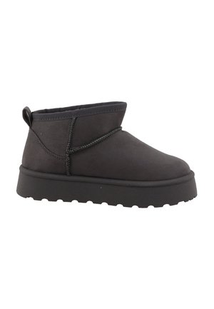 Stivaletto invernale nero alla caviglia con suola spessa, dettagli cuciti e linguetta sul retro, mostrato di profilo su sfondo bianco.