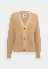 Cardigan beige lavorato a maglia con scollo a V, caratterizzato da quattro grandi bottoni marroni, polsini a coste e motivi testurizzati sul tessuto.