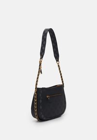 Černá měsíčková taška přes rameno se zlatým řetězem, látkovým popruhem s logem a přední kapsou na zip.