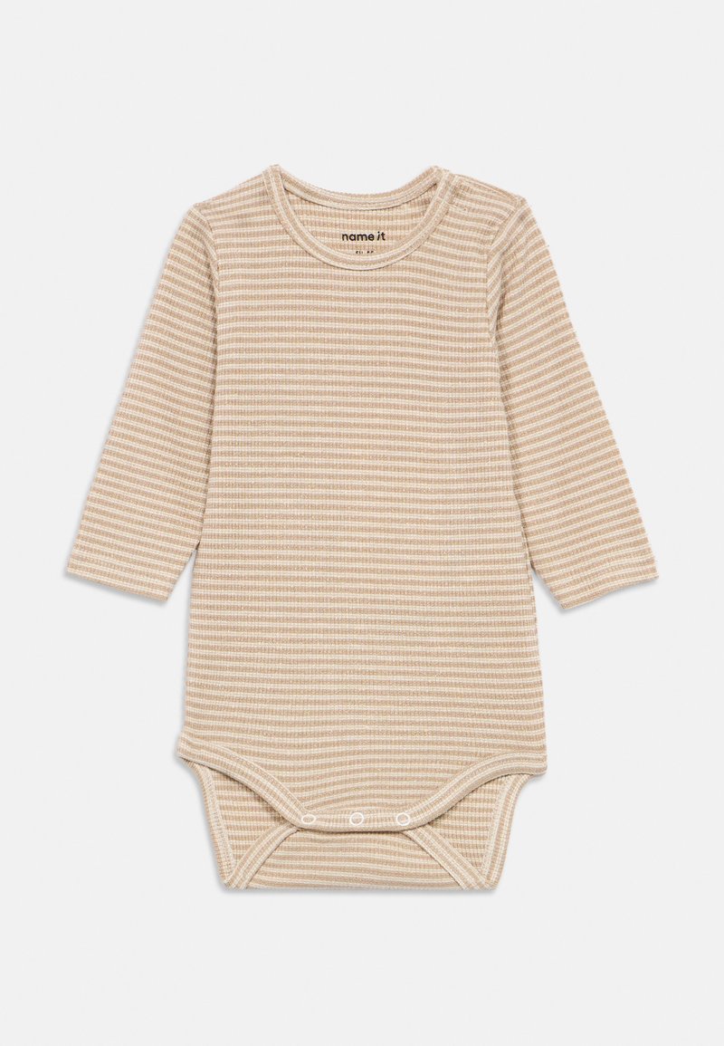 Body para bebé de manga larga hecho de suave tela de rayas beige, con un escote redondo y cierres a presión en la parte inferior para facilitar el vestido.