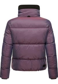 Pufferjakke i gradient lilla med høj krave, vandrette quiltede sektioner og sort kant ved halsen. Indeholder logodetalje på ryggen.