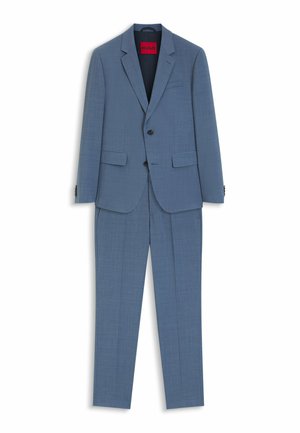 Traje azul de dos piezas con americana de solapa con muesca, cierre de dos botones, bolsillos con solapa y pantalones rectos a juego.