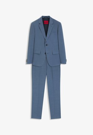 Traje azul de dos piezas con americana de solapa con muesca, cierre de dos botones, bolsillos con solapa y pantalones rectos a juego.