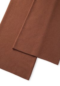 Bruine sjaal van zachte stof, met een gladde textuur en rechthoekige vorm met strakke randen. Geen patronen of hardware zichtbaar.