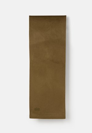 Pruun ristkülikukujuline kangast sall, pehme tekstuur, puhtad servad, minimaalne disain, millel on madala nurgas rohelise niidiga sisse õmmeldud diskreetne brändimine.