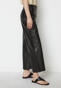 Marc O'Polo CULOTTE CROPPED HIGH WAISTED - Calças de couro - black