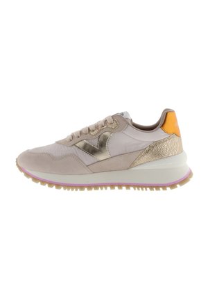 Zapatillas de deporte rosa claro con una combinación de suave y materiales lisos. Presenta acentos metálicos dorados, un talón texturizado y una suela multicolor.