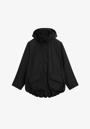 Zwarte capuchonjas met een knoopsluiting aan de voorkant, twee grote zakken en een geplooide zoom. Gemaakt van gladde stof met een matte afwerking.