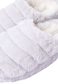 Kapcie z sztucznego futra w jasnofioletowym kolorze, z pikowanym wzorem i miękkim wnętrzem dla wygody. Miękka faktura i zaokrąglony kształt zapewniające dobre dopasowanie.