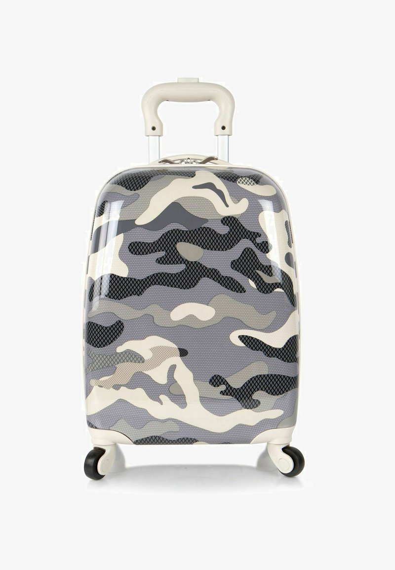 Valise cabine avec un design camouflage gris et beige, coque rigide, finition texturée, poignée télescopique et quatre roues noires pivotantes.