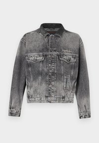 Džinsinė striukė nusiplausinta juoda spalva su klasikiniu dizainu, turinti odinį apykaklę, du krūtinės kišenes ir metalinius mygtukus. Minkšta tekstūra.