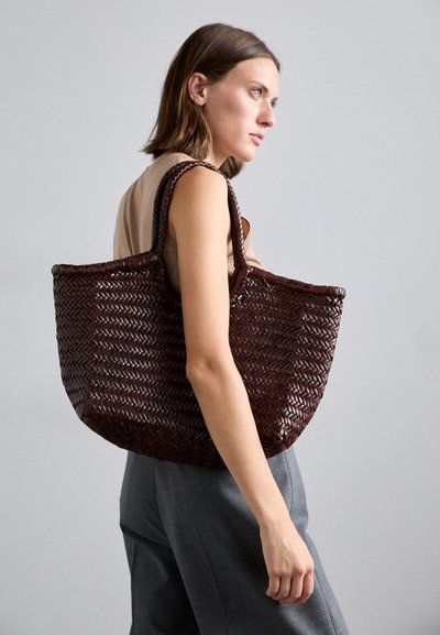 Borsa tote intrecciata di colore marrone con manici larghi e superficie texture, caratterizzata da un design aperto e spazioso, ideale per l'uso quotidiano.