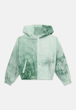 Veste à capuche tie-dye vert clair et vert foncé avec fermeture éclair à l'avant, poignets élastiques et deux poches avant.