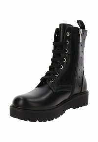 Botín de cuero negro hasta el tobillo con panel lateral perforado, parte frontal con cordones, accesorios de metal plateado y suela de goma gruesa. Incluye una cremallera para facilitar su uso.
