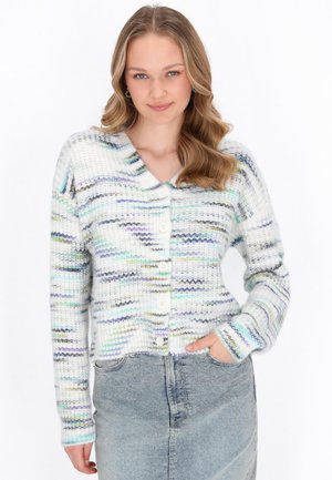 Pestrý pletený cardigan s knoflíkovým zapínáním, s pruhy v zelené, modré a fialové barvě na bílém pozadí, s žebrovanými manžetami.