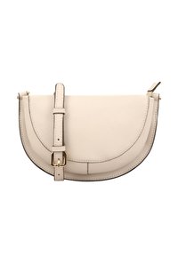 Beige leren schoudertas met een gebogen, halve maansvorm, voorzien van een strap met een gouden gesp en een ritssluiting.
