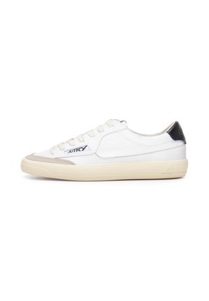 Sneaker bianco basso con suola beige, linguetta del tallone nera e logo "Autry" sul lato, mostrato dal lato interno.