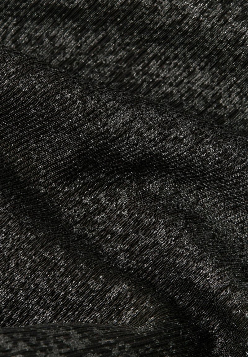 Czarny materiał o teksturowanej, prążkowanej powierzchni. Cienkie metaliczne nitki nadają subtelny blask, dodając głębi ogólnemu wyglądowi.