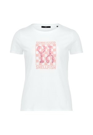 Maglietta bianca a maniche corte con quadrato a quadretti rosa e grafiche di astice rosa, testo "SUNKISSED SHELLFISH" sul davanti.