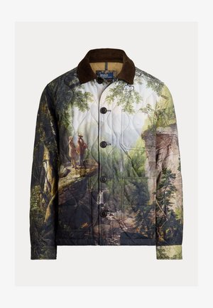 Pikowana kurtka z nadrukiem przedstawiającym scenę przyrody z lasem i postaciami, ciemne zapięcia na guziki, brązowy kołnierz z sztruksu oraz dwie przednie kieszenie.