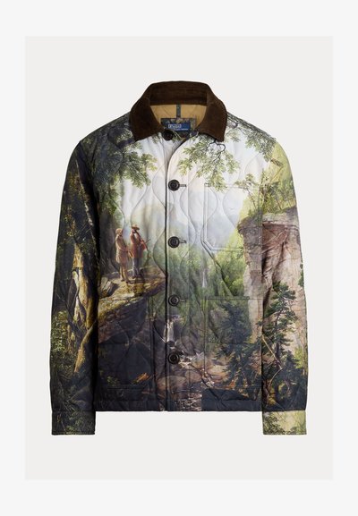 Καπιτονέ μπουφάν με εκτύπωση τοπίου φυσικής με δάσος και φιγούρες, σκουρόχρωμα κουμπώματα, καφέ γιακάς από κορδόνι και δύο εμπρόσθιες τσέπες.