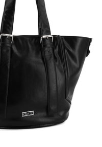Borsa a tote in pelle nera con manici superiori doppi, hardware in argento e una placca con logo. Presenta un design strutturato e una texture liscia.
