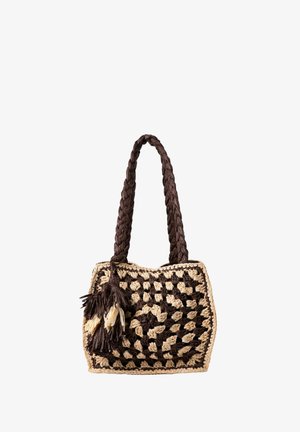 Sac à main tissé marron et beige avec anse tressée et accents pompons, fabriqué en fil épais selon un motif carré.
