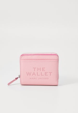 Monedero de cuero rosa con un acabado texturizado, que presenta un logotipo en relieve en la parte frontal y un cierre de cremallera con una lengüeta a juego.