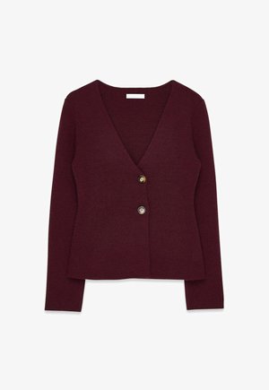 Cardigan bordeaux con scollatura a V, maniche lunghe e tre bottoni dorati sul davanti. Tessuto liscio e design aderente.