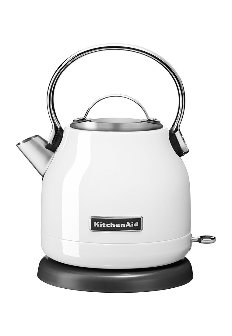 Weißer elektrischer Wasserkocher aus rostfreiem Stahl mit runder Form, chromfarbenen Akzenten, schwarzem Fuß und Ausguss. KitchenAid-Logo auf der Vorderseite.