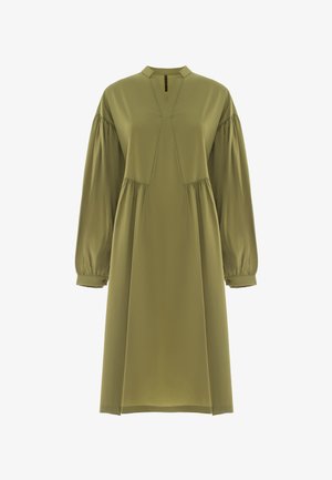 Robe vert olive avec un décolleté haut, des manches bouffantes et une coupe ample. Présente des plis à l'avant et des trous de manches à poignet. Texture de tissu lisse.