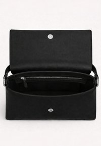 Μαύρο ορθογώνιο πορτοφόλι με ανοιχτό καπάκι που αποκαλύπτει εσωτερικό φερμουάρ και μαγνητικό κλείσιμο.