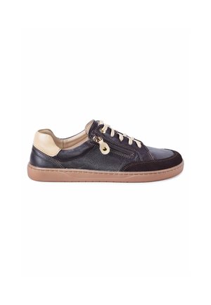 Baskets basses en cuir noir avec talon beige, lacets beiges, fermeture éclair latérale et semelle en caoutchouc marron clair, vues de profil.