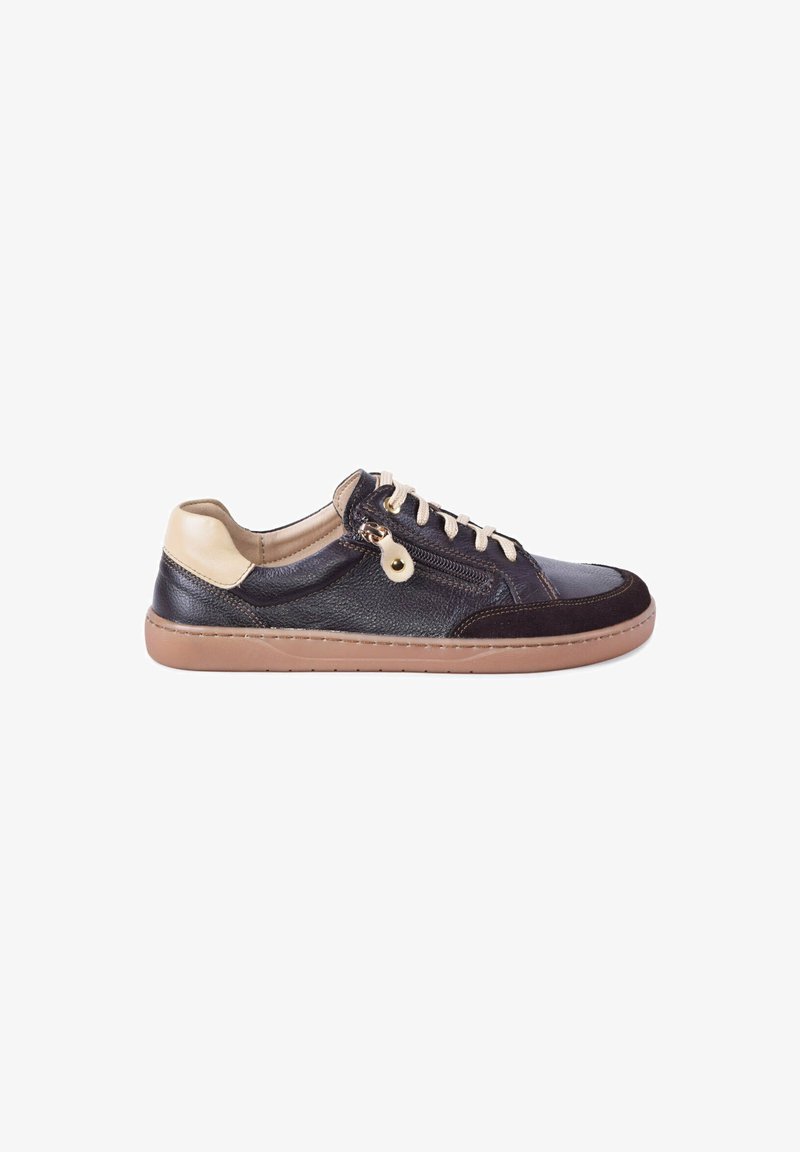 Baskets basses en cuir noir avec talon beige, lacets beiges, fermeture éclair latérale et semelle en caoutchouc marron clair, vues de profil.