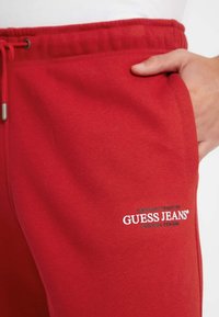 Guess Jeans AMERICAN TRADITION JOGGER - Donji dijelovi trenirke - rot