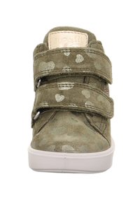 Grüne Wildledersneaker mit Herzmustern, doppelten Klettverschlüssen und einer weißen Gummisohle. Weiche Textur, runde Zehenform.