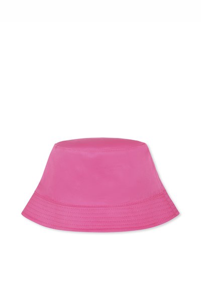 Cappello a secchiello rosa con una larga e floscia visiera, realizzato in tessuto liscio. Presenta dettagli cuciti lungo la visiera e una corona tondeggiante.