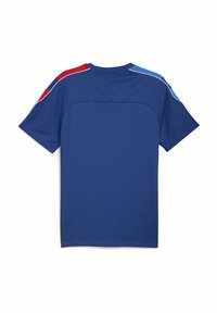 Kreklu ar īsām piedurknēm, zils ar sarkaniem un zilajiem akcentiem uz pleciem, ar apļveida kakla izgriezumu un vienkāršu aizmugures dizainu.