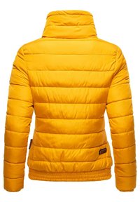 Geel pufferjack met een hoge kraag, geruite ontwerp, en elastische zoom. Gladde textuur, geen zichtbare hardware of accenten.