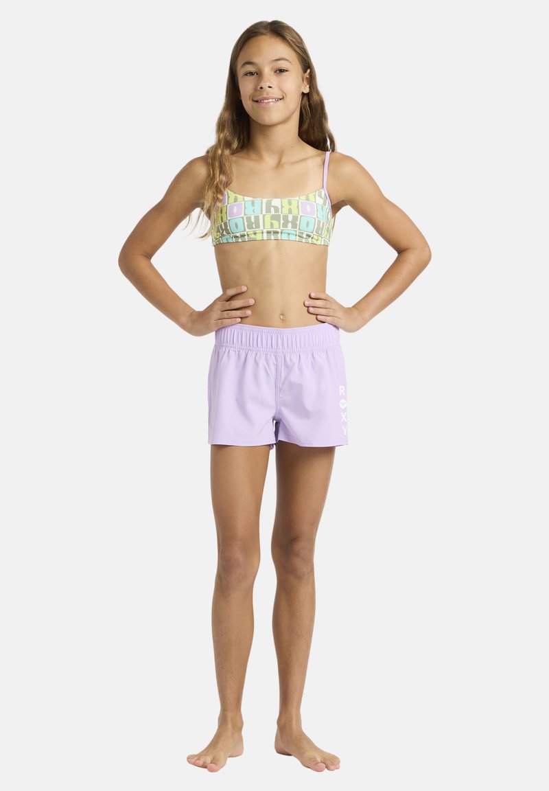 Ensemble de bain deux pièces comprenant un bralette vert pastel à motifs et un short lilas avec taille élastique et détail de logo blanc.