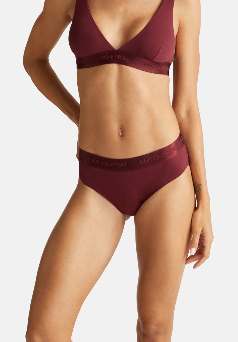 Set di reggiseno e slip coordinato in cotone borgogna con tessuto morbido, texture liscia e banda elastica con logo "United Colors of Benetton".