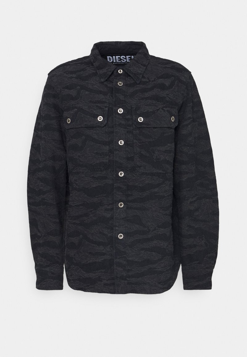 Chemise noire à manches longues avec un motif discret de rayures de tigre et deux poches poitrine à boutons sur le devant, étiquette de col de marque Diesel.