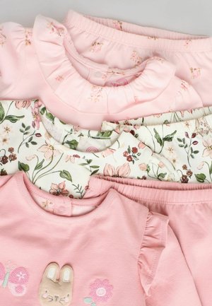 Vier Stück Kinderbekleidung aus weichem, pinkem Stoff, mit Blumenmustern und Rüschendetails; umfasst ein Oberteil mit Hasenbestickung und eine Hose.