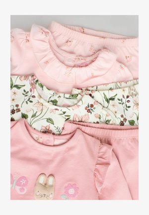 Quatre pièces de vêtements pour enfants en tissu rose doux, avec des motifs floraux et des volants ; comprend un haut avec une broderie de lapin et un pantalon.