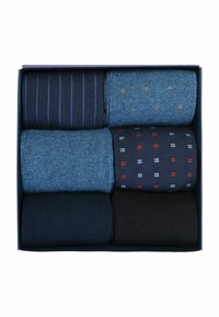 Set di sei paia di calzini in una scatola regalo; presenta vari motivi, tra cui righe, pois e quadri, in tonalità di blu e blu scuro.