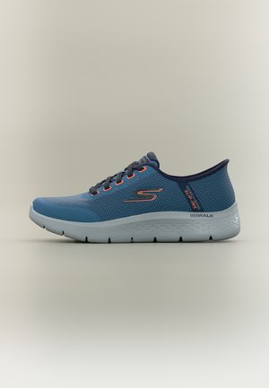 Blauer Skechers Go Walk Slip-In-Sportschuh mit orangefarbenen Akzenten und weißer, gepolsterter Sohle, seitlich dargestellt.