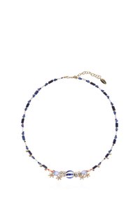 Collier en perles bleues avec des accents dorés, présentant un mélange de perles rondes et rectangulaires, ainsi que des charmes en forme d'étoile. Fermeture à chaîne incluse.