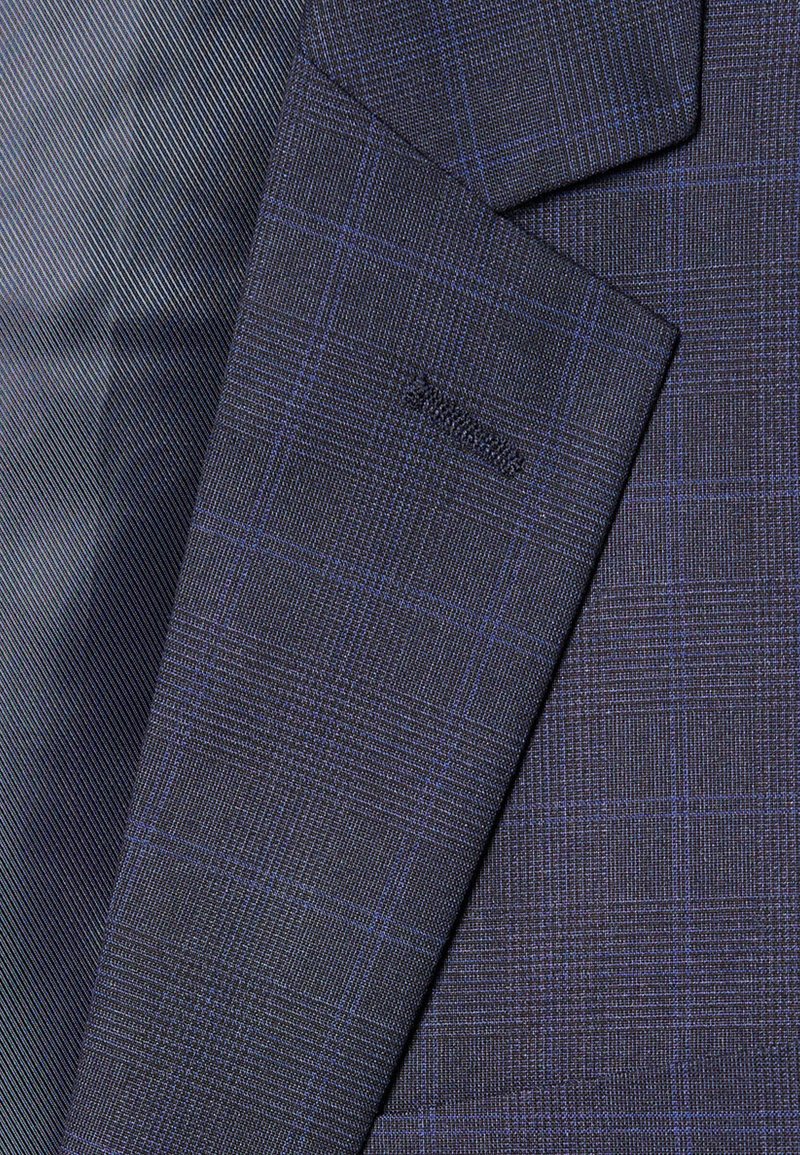 Tissu bleu foncé avec un motif à carreaux comportant de fines lignes violettes, surface texturée et un design rayé lisse sur la gauche.
