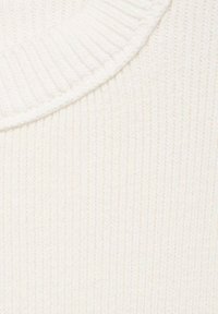 Weißer, gerippter Strickstoff mit einem abgerundeten Kragenrand, der eine vertikale Textur und weiche, dicke Garne aufweist. Keine Muster oder Verzierungen.