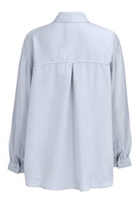 Jasnoniebieska, długa koszula z długim rękawem, z klapą zapinaną na guziki, z bufkami w rękawach i plecami z plisami. Miękki, teksturowany materiał.
